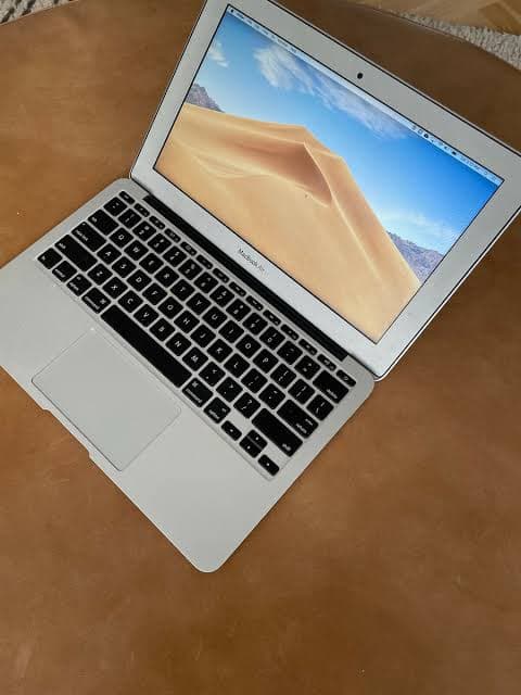 Apple MacBook Air A1465 (2014) Core i5 4GB RAM 128GB SSD (Pre-Owned)